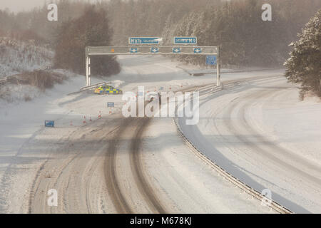 M 9 @ M876 Kreuzung, Larbert, Zentrale Schottland. 1. März 2018, Polizei bei geschlossenen Autobahnkreuz und Autofahrer nehmen die Ausfahrt auf die M876 zu verhindern. Tier aus dem Osten. Quelle: Thomas Gorman/Alamy leben Nachrichten Stockfoto