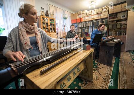 (180301) - Peking, 1. März 2018 (Xinhua) - Lehrer und Student (R) führen Sie chinesische Musikinstrumente bei einem chinesischen Musik Ensemble in Moskau, Russland, 13. Mai 2017. China jedes Jahr politische Sitzungen des Nationalen Volkskongresses (NVK) und das Nationale Komitee der Chinese People's Political Consultative Conference (Cppcc) sind im März, 2018 einzuberufen. Während der beiden Sessions, Entwicklungspläne werden überprüft und diskutiert werden und wichtige Richtlinien verabschiedet werden. 2018 ist das erste Jahr der vollen Umsetzung der Geist des 19. Nationalen Kongresses der Kommunistischen Stockfoto