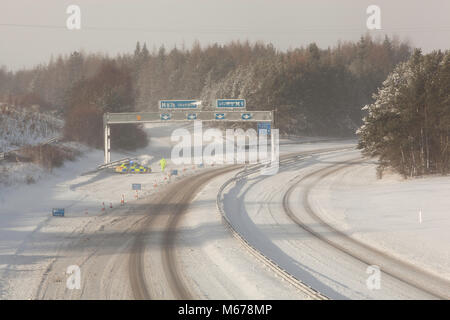 M 9 @ M876 Kreuzung, Larbert, Zentrale Schottland. 1. März 2018, Polizei bei geschlossenen Autobahnkreuz und Autofahrer nehmen die Ausfahrt auf die M876 zu verhindern. Tier aus dem Osten. Quelle: Thomas Gorman/Alamy leben Nachrichten Stockfoto