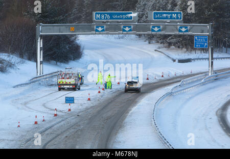 M 9 @ M876 Kreuzung, Larbert, Zentrale Schottland. 1. März 2018, Polizei bei geschlossenen Autobahnkreuz und Autofahrer nehmen die Ausfahrt auf die M876 zu verhindern. Tier aus dem Osten. Quelle: Thomas Gorman/Alamy leben Nachrichten Stockfoto