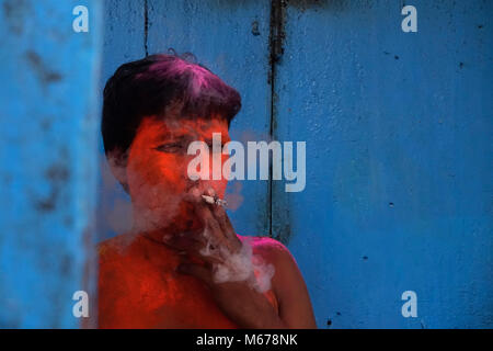 Kolkata, Indien. 1 Mär, 2018. Ein Mann nimmt einen Bruch bei der Feier der Holi, das Festival der Farben, in Kolkata, Indien, am 1. März 2018. Credit: tumpa Mondal/Xinhua/Alamy leben Nachrichten Stockfoto