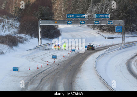 M 9 @ M876 Kreuzung, Larbert, Zentrale Schottland. 1. März 2018, Polizei bei geschlossenen Autobahnkreuz und Autofahrer nehmen die Ausfahrt auf die M876 zu verhindern. Tier aus dem Osten. Quelle: Thomas Gorman/Alamy leben Nachrichten Stockfoto