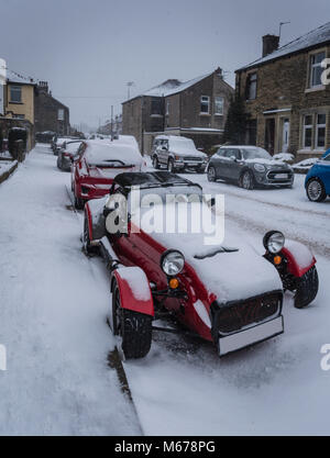 Clitheroe, Lancs. 1 Mär, 2018. UK Wetter: Schnee am frühen Morgen bringt Clitheroe und das Ribble Valley zum Erliegen. Pendler stehen vor einer schwierigen Aufgabe mit öffentlichen Verkehrsmitteln Verspätungen und geschlossene Straßen. Viele Schulen geschlossen. Credit: Stephen Fleming/Alamy leben Nachrichten Stockfoto