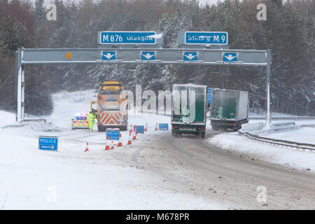 M 9 @ M876 Kreuzung, Larbert, Zentrale Schottland. 1. März 2018, Polizei bei geschlossenen Autobahnkreuz und Autofahrer nehmen die Ausfahrt auf die M876 zu verhindern. Tier aus dem Osten. Quelle: Thomas Gorman/Alamy leben Nachrichten Stockfoto