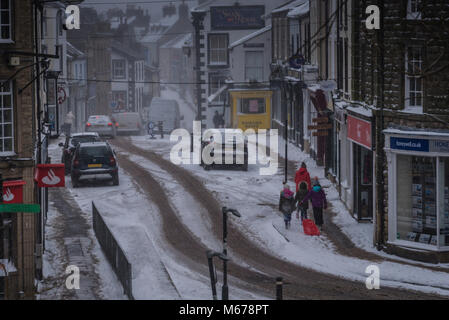 Clitheroe, Lancs. 1 Mär, 2018. UK Wetter: Schnee am frühen Morgen bringt Clitheroe und das Ribble Valley zum Erliegen. Pendler stehen vor einer schwierigen Aufgabe mit öffentlichen Verkehrsmitteln Verspätungen und geschlossene Straßen. Viele Schulen geschlossen. Credit: Stephen Fleming/Alamy leben Nachrichten Stockfoto