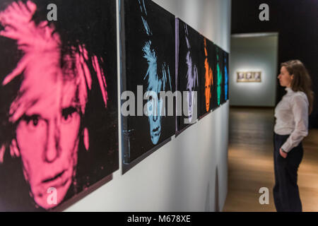 London, Großbritannien. 1 Mär, 2018. Andy Warhol, sechs Selbstporträts (1986, auf Anfrage Schätzung - im Vordergrund) und Francis Bacon, drei Studien für ein Portrait (1976, Schätzung: £ 10,000,000-15, 000.000) - Christie's Vorschau der Nachkriegszeit und Zeitgenössische Verkauf. Credit: Guy Bell/Alamy leben Nachrichten Stockfoto