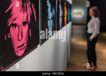 London, Großbritannien. 1 Mär, 2018. Andy Warhol, sechs Selbstporträts (1986, auf Anfrage Schätzung - im Vordergrund) und Francis Bacon, drei Studien für ein Portrait (1976, Schätzung: £ 10,000,000-15, 000.000) - Christie's Vorschau der Nachkriegszeit und Zeitgenössische Verkauf. Credit: Guy Bell/Alamy leben Nachrichten Stockfoto