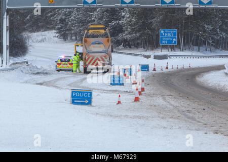 M 9 @ M876 Kreuzung, Larbert, Zentrale Schottland. 1. März 2018, Polizei bei geschlossenen Autobahnkreuz und Autofahrer nehmen die Ausfahrt auf die M876 zu verhindern. Tier aus dem Osten. Quelle: Thomas Gorman/Alamy leben Nachrichten Stockfoto