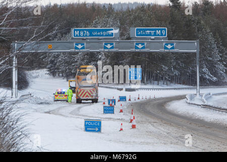 M 9 @ M876 Kreuzung, Larbert, Zentrale Schottland. 1. März 2018, Polizei bei geschlossenen Autobahnkreuz und Autofahrer nehmen die Ausfahrt auf die M876 zu verhindern. Tier aus dem Osten. Quelle: Thomas Gorman/Alamy leben Nachrichten Stockfoto