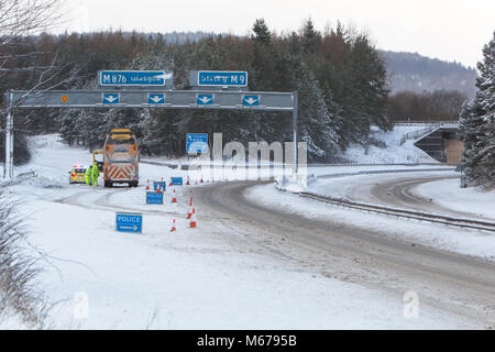 M 9 @ M876 Kreuzung, Larbert, Zentrale Schottland. 1. März 2018, Polizei bei geschlossenen Autobahnkreuz und Autofahrer nehmen die Ausfahrt auf die M876 zu verhindern. Tier aus dem Osten. Quelle: Thomas Gorman/Alamy leben Nachrichten Stockfoto