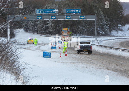 M 9 @ M876 Kreuzung, Larbert, Zentrale Schottland. 1. März 2018, Polizei bei geschlossenen Autobahnkreuz und Autofahrer nehmen die Ausfahrt auf die M876 zu verhindern. Tier aus dem Osten. Quelle: Thomas Gorman/Alamy leben Nachrichten Stockfoto