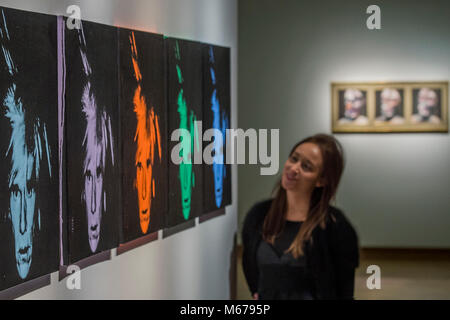 London, Großbritannien. 1 Mär, 2018. Andy Warhol, sechs Selbstporträts (1986, auf Anfrage Schätzung - im Vordergrund) und Francis Bacon, drei Studien für ein Portrait (1976, Schätzung: £ 10,000,000-15, 000.000) - Christie's Vorschau der Nachkriegszeit und Zeitgenössische Verkauf. Credit: Guy Bell/Alamy leben Nachrichten Stockfoto