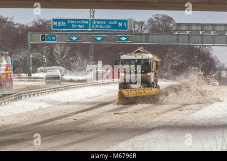 M9, Larbert, Zentrale Schottland. 1. März 2018, Schneepflug versuchen, die Autobahn zu löschen. Tier aus dem Osten. Quelle: Thomas Gorman/Alamy leben Nachrichten Stockfoto