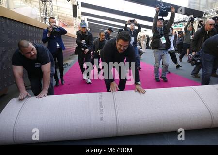 Los Angeles, USA. 26 Feb, 2018. Arbeitnehmer heraus rollen den roten Teppich vor dem Dolby Theatre in Los Angeles, USA, 26. Februar 2018. Die Oscar-verleihung stattfinden am 04. März 2018. Quelle: Barbara Munker/dpa/Alamy leben Nachrichten Stockfoto