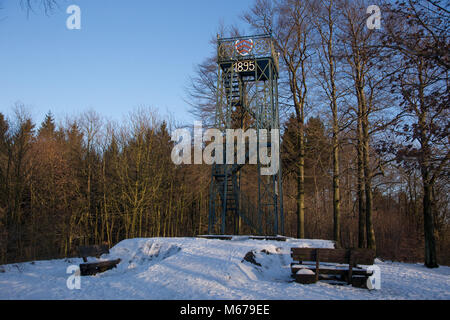 13. Februar 2018, Deutschland, Bielefeld: Die Bismarck Tower, auch bekannt als "Eiserner Anton" (Lit. Bügeleisen Anton) steht inmitten einer verschneiten Landschaft im Teutoburger Wald. Foto: Friso Gentsch/dpa Stockfoto