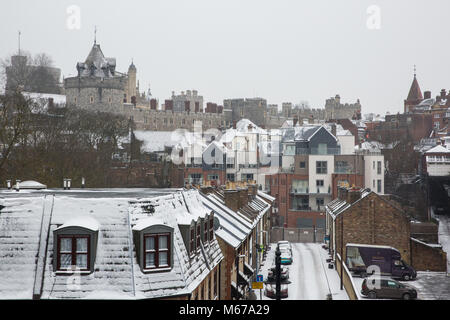 Windsor, Großbritannien. 1. März, 2018. UK Wetter: Schnee auf Dächern vor Windsor Castle. Lokale Bewohner erwachte zu einer nächtlichen Schneefall in Windsor, Berkshire, und wurden gewarnt mehr Schnee vom Mittag zu erwarten. Credit: Mark Kerrison/Alamy leben Nachrichten Stockfoto