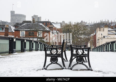 Windsor, Großbritannien. 1st. März 2018. UK Wetter: Schnee liegt auf der Windsor Brücke vor Windsor Castle. Die Anwohner erwachten zu einem nächtlichen Schneefall in Windsor, Bekshire, auf und wurden gewarnt, ab Mittag mehr Schnee zu erwarten. Kredit: Mark Kerrison/Alamy Live Nachrichten Stockfoto