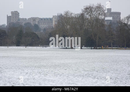 Windsor, Großbritannien. 1. März, 2018. UK Wetter: Ein Blick über den Park in Richtung Schloss Windsor. Lokale Bewohner erwachte zu einer nächtlichen Schneefall in Windsor, Berkshire, und wurden gewarnt mehr Schnee vom Mittag zu erwarten. Credit: Mark Kerrison/Alamy leben Nachrichten Stockfoto