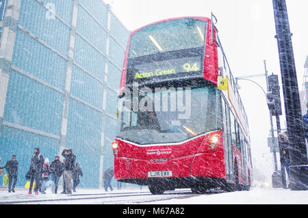 London, Vereinigtes Königreich, 1. März 2018 Den berühmten schwarzen Taxis und Busse fahren auf schneebedeckten Straßen von Central London während einer Schnee Squall. Winde aus Sibirien haben bei extrem kalten Temperaturen und Schnee Sturmböen in ganz Europa, einschließlich des Vereinigten Königreichs führte. Mehrere U- und S-Bahn Einrichtungen betroffen, und die Menschen sind gezwungen, alternative Verkehrsmittel zu benutzen. Schnee Sturmböen wird erwartet, dass sie für ein paar Tage in dieser Woche fortsetzen. Rafique Hasaan/Alamy leben Nachrichten Stockfoto