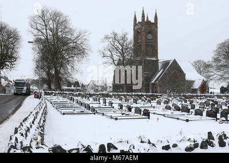 Magheralin, County Armagh, Nordirland. 01. März 2018. UK Wetter - schwere Schneeschauer hit östlichen und südlichen Gebiete in Nordirland über Nacht für sehr schwer fahren in Orte heute. Bedingungen sind zu verschlechtern, wenn Sturm Emma in späteren heute fegt. Schnee im Dorf Magheralin. Quelle: David Hunter/Alamy Leben Nachrichten. Stockfoto