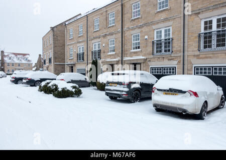 UK Wetter: Burley-in-Wharfedale, West Yorkshire, UK. 1. März 2018. Eingeschneit, die Leute machen sinnvolle Entscheidungen ihre Autos zu Hause heute verlassen - Tier aus dem Osten. Rebecca Cole/Alamy leben Nachrichten Stockfoto