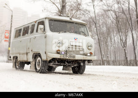 Kiew, Ukraine - 1. März 2018. Schwere Schneefälle, Frost und Blizzard in Osteuropa. Traffic Jam. Krankenwagen eilte durch rutschige Straße zu retten. Credit: kyryl Gorlov/Alamy leben Nachrichten Stockfoto