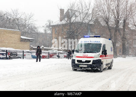 Kiew, Ukraine - 1. März 2018. Schwere Schneefälle, Frost und Blizzard in Osteuropa. Traffic Jam. Krankenwagen eilte durch rutschige Straße zu retten. Credit: kyryl Gorlov/Alamy leben Nachrichten Stockfoto