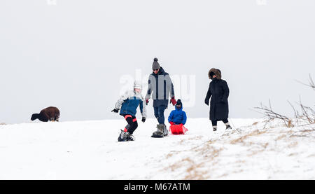 Brighton, UK. 1. März 2018. UK Wetter: Rodeln und Snowboarden auf den South Downs Nördlich von Brighton heute als "das Tier aus dem Osten' arctic Blast und Sturm Emma über das Land Foto von Simon Dack: Simon Dack/Alamy Leben Nachrichten genommen Stockfoto