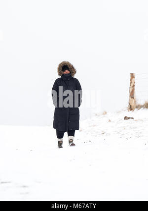 Brighton, UK. 1. März 2018. UK Wetter: Eine warme suchen Mantel für diese Walker im Schnee auf Ditchling Beacon Nördlich von Brighton als "das Tier aus dem Osten' arctic Blast und Sturm Emma über das Land Foto von Simon Dack: Simon Dack/Alamy Leben Nachrichten genommen Stockfoto