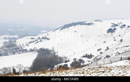 Brighton UK 1. März 2018 - ein Schnee Blick von Ditchling Beacon entlang der South Downs Way Nördlich von Brighton als "das Tier aus dem Osten' arctic Blast und Sturm Emma den über das Land verteilten: Simon Dack/Alamy leben Nachrichten Stockfoto