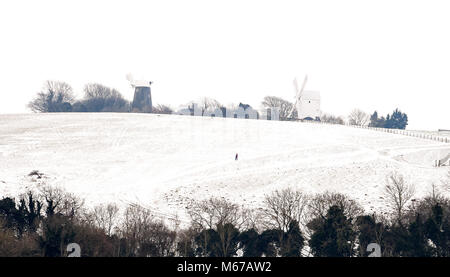 Brighton UK 1. März 2018 - Jack und Jill Windmühlen im Schnee am Clayton auf der South Downs Nördlich von Brighton als "das Tier aus dem Osten' arctic Blast und Sturm Emma den über das Land verteilten: Simon Dack/Alamy leben Nachrichten Stockfoto