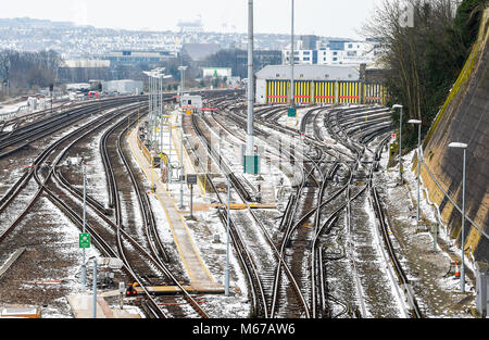 Brighton, UK. 1. März 2018. UK Wetter: Leere Gleise im Schnee in Brighton heute als "das Tier aus dem Osten' arctic Blast und Sturm Emma den über das Land verteilten: Simon Dack/Alamy leben Nachrichten Stockfoto