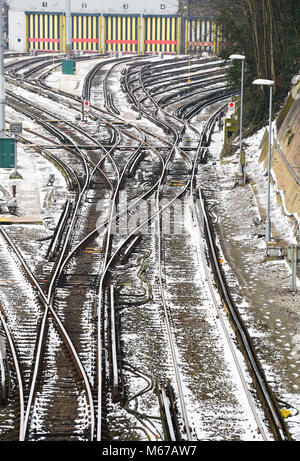 Brighton, UK. 1. März 2018. UK Wetter: Leere Gleise im Schnee in Brighton heute als "das Tier aus dem Osten' arctic Blast und Sturm Emma den über das Land verteilten: Simon Dack/Alamy leben Nachrichten Stockfoto