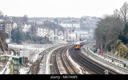 Brighton, UK. 1. März 2018. UK Wetter: ein Zug Gatwick Express Ansätze Brighton entlang der Schnee beladenen Tracks wie "das Tier aus dem Osten' arctic Blast und Sturm Emma den über das Land verteilten: Simon Dack/Alamy leben Nachrichten Stockfoto