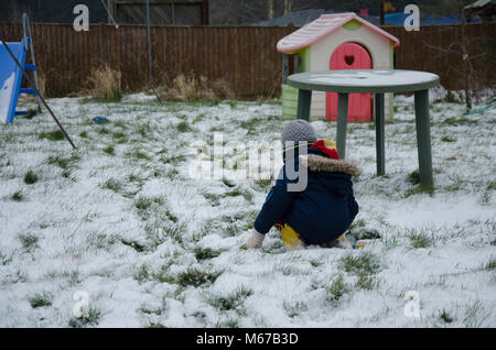 Reading, Großbritannien. 1. März 2018. UK Wetter: Kinder spielen im Schnee im Garten nach der Schule frühzeitig aufgrund der Wetter geschlossen. Matthäus Ashmore/Alamy leben Nachrichten Stockfoto