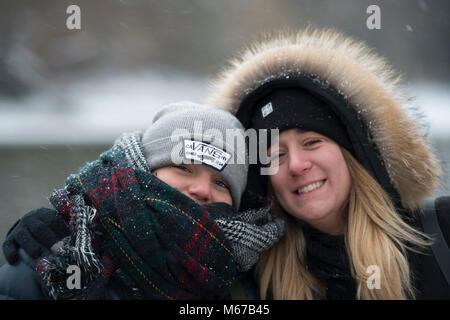 St James's Park, London, UK. 1. März 2018. Nach über Nacht Schnee in morgen rush-hour, ein eisiger Wind Leergut Londons Touristenziele, zwei junge Frauen, die Touristen in St. James's Park entfernt. Credit: Malcolm Park/Alamy Leben Nachrichten. Stockfoto