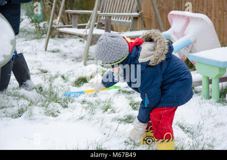 Reading, Großbritannien. 1. März 2018. UK Wetter: Kinder spielen im Schnee im Garten nach der Schule frühzeitig aufgrund der Wetter geschlossen. Matthäus Ashmore/Alamy leben Nachrichten Stockfoto