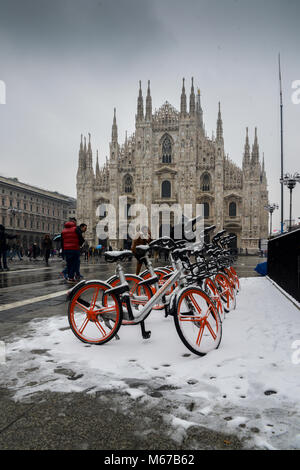 Mailand, Italien - Mar 1st, 2018: ungewöhnlich kalten und schneereichen Tagen durch ein Phänomen namens "Tier aus Streiks im Osten' Mailand, Lombardei, Italien - Piazza Duomo Credit: Alexandre Rotenberg/Alamy leben Nachrichten Stockfoto