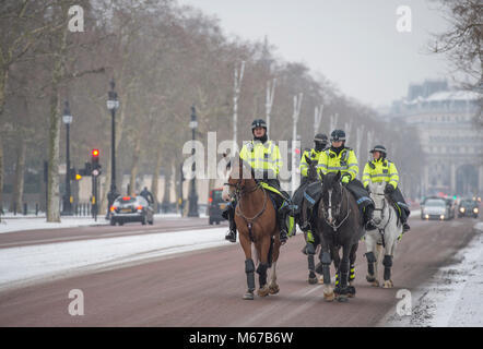 Die Mall, London, UK. 1. März 2018. Nach über Nacht Schnee in morgen rush-hour, ein eisiger Wind Leergut Londons Touristenziele. Berittene Polizei Offiziere Fahrt entlang der Mall. Credit: Malcolm Park/Alamy Leben Nachrichten. Stockfoto