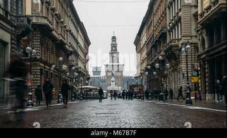 Mailand, Italien - Mar 1st, 2018: ungewöhnlich kalten und schneereichen Tagen durch ein Phänomen namens "Tier aus Streiks im Osten' Mailand, Lombardei, Italien - Castello Sforzesco, Via Dante Credit gesehen: Alexandre Rotenberg/Alamy leben Nachrichten Stockfoto