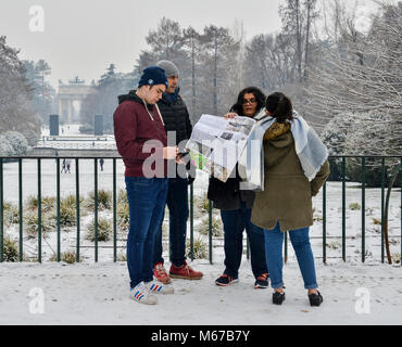 Mailand, Italien - Mar 1st, 2018: ungewöhnlich kalten und schneereichen Tagen durch ein Phänomen namens "Tier aus Streiks im Osten' Mailand, Lombardei, Italien. Im Hintergrund ist der Arco della Pace im Parco Sempione Credit: Alexandre Rotenberg/Alamy leben Nachrichten Stockfoto