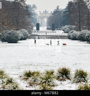 Mailand, Italien - Mar 1st, 2018: ungewöhnlich kalten und schneereichen Tagen durch ein Phänomen namens "Tier aus Streiks im Osten' Mailand, Lombardei, Italien. Im Hintergrund ist der Arco della Pace im Parco Sempione Credit: Alexandre Rotenberg/Alamy leben Nachrichten Stockfoto