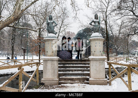 Mailand, Italien - Mar 1st, 2018: ungewöhnlich kalten und schneereichen Tagen durch ein Phänomen namens "Tier aus Streiks im Osten' Mailand, Lombardei, Italien. Touristen im Parco Sempione Credit: Alexandre Rotenberg/Alamy leben Nachrichten Stockfoto