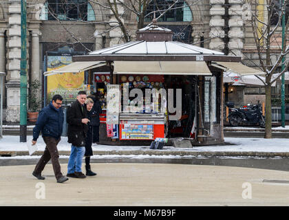 Mailand, Italien - Mar 1st, 2018: ungewöhnlich kalten und schneereichen Tagen durch ein Phänomen namens "Tier aus Streiks im Osten' Mailand, Lombardei, Italien. Ein Souvenirshop im Schnee Kredit abgedeckt: Alexandre Rotenberg/Alamy leben Nachrichten Stockfoto