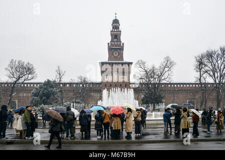 Mailand, Italien - Mar 1st, 2018: ungewöhnlich kalten und schneereichen Tagen durch ein Phänomen namens "Tier aus Streiks im Osten' Mailand, Lombardei, Italien. Asiatische Touristen vor Castello Sforzesco Credit: Alexandre Rotenberg/Alamy leben Nachrichten Stockfoto