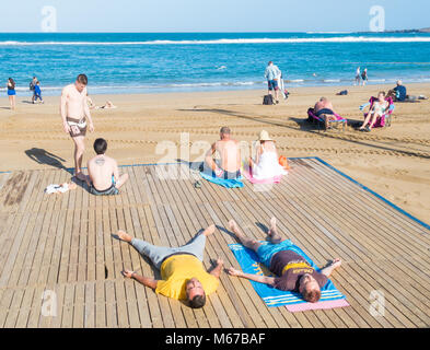 Las Palmas, Gran Canaria, Kanarische Inseln, Spanien. 1. März, 2018. Wetter: It's business as usual auf dem Stadtstrand von Las Palmas nach Sturm Emma Wind, Regen, und verursacht strukturelle Schäden, wie es durch die Kanarischen Inseln vergangen, bevor wir in Richtung Norden zu den UK mit der "Tier aus dem Osten" zu kollidieren. Im Bild: Touristen auf den Strand der Stadt, mit mittleren Temperaturen in der Mitte 20 Grad Celsius. Die kanarischen Inseln sind ein beliebtes Ziel für viele Winter Sonne aus Großbritannien. Credit: ALAN DAWSON/Alamy leben Nachrichten Stockfoto