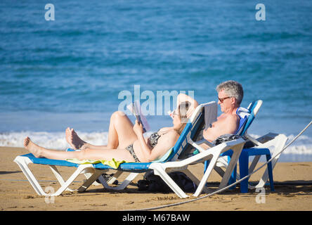 Las Palmas, Gran Canaria, Kanarische Inseln, Spanien. 1. März, 2018. Wetter: It's business as usual auf dem Stadtstrand von Las Palmas nach Sturm Emma Wind, Regen, und verursacht strukturelle Schäden, wie es durch die Kanarischen Inseln vergangen, bevor wir in Richtung Norden zu den UK mit der "Tier aus dem Osten" zu kollidieren. Im Bild: Touristen auf den Strand der Stadt, mit mittleren Temperaturen in der Mitte 20 Grad Celsius. Die kanarischen Inseln sind ein beliebtes Ziel für viele Winter Sonne aus Großbritannien. Credit: ALAN DAWSON/Alamy leben Nachrichten Stockfoto