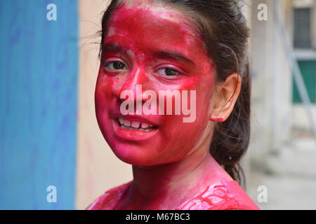 North Kolkata, Indien. 29. Februar 2018. Holi, Festival der Farbe Feier durch Kinder. Credit: Rupa Ghosh/Alamy Leben Nachrichten. Stockfoto