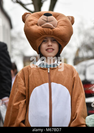 Stamford Hill, London, UK. 1. März 2018. Juden in Stamford Hill, London feiern Purim und eine Lesung des Buches Esther hören, und die Geschichte von der Niederlage des Persischen Haman. Quelle: Matthew Chattle/Alamy leben Nachrichten Stockfoto