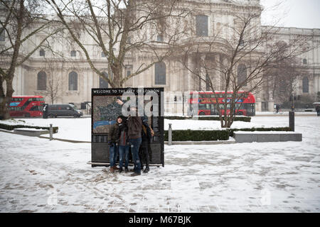 London, Großbritannien. 1. März, 2018. Touristen nehmen einer selfie vor der St Pauls Kathedrale während der Schnee in London Quelle: Paul Gapper/Alamy leben Nachrichten Stockfoto